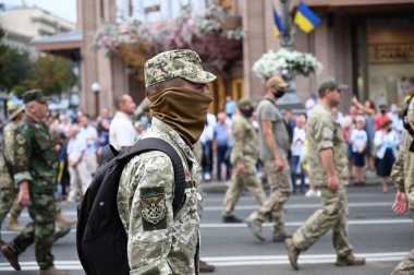 Kyiv, Ukrayna - 24 Ağustos 2020: Rus-Ukrayna savaşının gazileri, askerler, gönüllüler, aktivistler, savaşta ölenlerin aileleri ve Haysiyet Devrimi sırasında Ukraynalılar 'dan alkış almak için Kreshhatyk Caddesi boyunca yürüdüler.