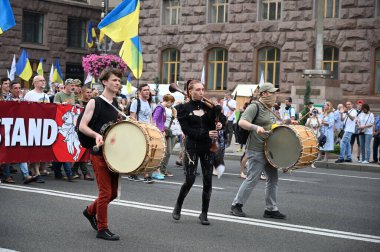 Kyiv, Ukrayna - 24 Ağustos 2020: Rus-Ukrayna savaşının gazileri, askerler, gönüllüler, aktivistler, savaşta ölenlerin aileleri ve Haysiyet Devrimi sırasında Ukraynalılar 'dan alkış almak için Kreshhatyk Caddesi boyunca yürüdüler.