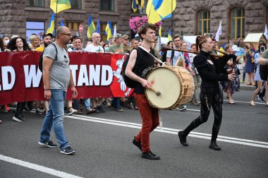 Kyiv, Ukrayna - 24 Ağustos 2020: Rus-Ukrayna savaşının gazileri, askerler, gönüllüler, aktivistler, savaşta ölenlerin aileleri ve Haysiyet Devrimi sırasında Ukraynalılar 'dan alkış almak için Kreshhatyk Caddesi boyunca yürüdüler.