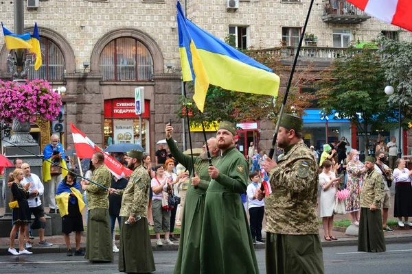 Kyiv, Ukrayna - 24 Ağustos 2020: Rus-Ukrayna savaşının gazileri, askerler, gönüllüler, aktivistler, savaşta ölenlerin aileleri ve Haysiyet Devrimi sırasında Ukraynalılar 'dan alkış almak için Kreshhatyk Caddesi boyunca yürüdüler.