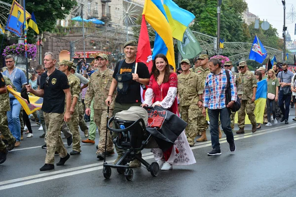 Kyiv, Ukrayna - 24 Ağustos 2020: Rus-Ukrayna savaşının gazileri, askerler, gönüllüler, aktivistler, savaşta ölenlerin aileleri ve Haysiyet Devrimi sırasında Ukraynalılar 'dan alkış almak için Kreshhatyk Caddesi boyunca yürüdüler.