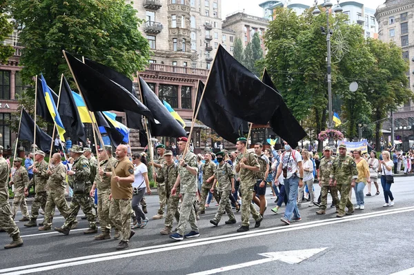 Kyiv, Ukrayna - 24 Ağustos 2020: Rus-Ukrayna savaşının gazileri, askerler, gönüllüler, aktivistler, savaşta ölenlerin aileleri ve Haysiyet Devrimi sırasında Ukraynalılar 'dan alkış almak için Kreshhatyk Caddesi boyunca yürüdüler.