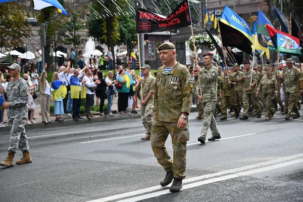 Kyiv, Ukrayna - 24 Ağustos 2020: Rus-Ukrayna savaşının gazileri, askerler, gönüllüler, aktivistler, savaşta ölenlerin aileleri ve Haysiyet Devrimi sırasında Ukraynalılar 'dan alkış almak için Kreshhatyk Caddesi boyunca yürüdüler.