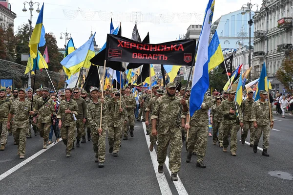 Kyiv, Ukrayna - 24 Ağustos 2020: Rus-Ukrayna savaşının gazileri, askerler, gönüllüler, aktivistler, savaşta ölenlerin aileleri ve Haysiyet Devrimi sırasında Ukraynalılar 'dan alkış almak için Kreshhatyk Caddesi boyunca yürüdüler.