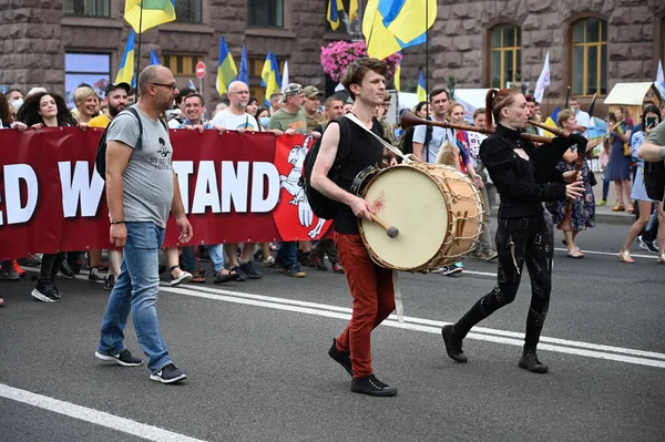 Kyiv, Ukrayna - 24 Ağustos 2020: Rus-Ukrayna savaşının gazileri, askerler, gönüllüler, aktivistler, savaşta ölenlerin aileleri ve Haysiyet Devrimi sırasında Ukraynalılar 'dan alkış almak için Kreshhatyk Caddesi boyunca yürüdüler.