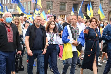Kyiv, Ukrayna - 24 Ağustos 2020: Ukraynalı muhalif siyasetçiler Stepan Kubiv, Ahtem Chiygoz, Viktoria Siumar, Volodymyr Balukh, Nina Yuzhanina gaziler, gönüllüler ve aktivistler arasında yürüyor.