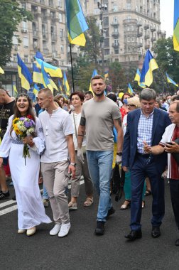 Kyiv, Ukrayna - 24 Ağustos 2020: Ukraynalı muhalif siyasiler, gaziler, gönüllüler, aktivistler, savaşta ölenlerin aileleri ve Haysiyet Devrimi sırasında. 