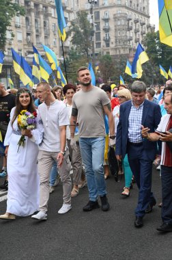 Kyiv, Ukrayna - 24 Ağustos 2020: Ukraynalı muhalif siyasiler, gaziler, gönüllüler, aktivistler, savaşta ölenlerin aileleri ve Haysiyet Devrimi sırasında. 
