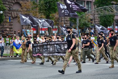 Kyiv, Ukrayna - 24 Ağustos 2020: Rusya-Ukrayna savaş gazileri, 'Savunma Yürüyüşü' sırasında Khreshhatyk Caddesi boyunca yürüdüler. Katılımcılar, Kyiv 'deki koronavirüs salgınıyla bağlantılı olarak koruyucu maskeler takıyorlar.