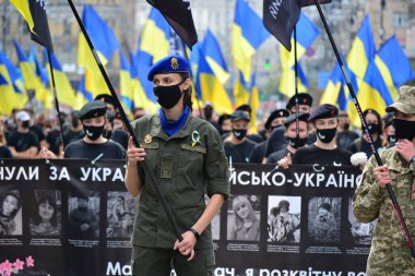 Kyiv, Ukrayna - 24 Ağustos 2020: Rusya-Ukrayna savaş gazileri, 'Savunma Yürüyüşü' sırasında Khreshhatyk Caddesi boyunca yürüdüler. Katılımcılar, Kyiv 'deki koronavirüs salgınıyla bağlantılı olarak koruyucu maskeler takıyorlar.