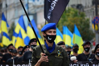 Kyiv, Ukrayna - 24 Ağustos 2020: Rusya-Ukrayna savaş gazileri, 'Savunma Yürüyüşü' sırasında Khreshhatyk Caddesi boyunca yürüdüler. Katılımcılar, Kyiv 'deki koronavirüs salgınıyla bağlantılı olarak koruyucu maskeler takıyorlar.