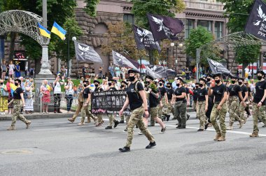 Kyiv, Ukrayna - 24 Ağustos 2020: Rusya-Ukrayna savaş gazileri, 'Savunma Yürüyüşü' sırasında Khreshhatyk Caddesi boyunca yürüdüler. Katılımcılar, Kyiv 'deki koronavirüs salgınıyla bağlantılı olarak koruyucu maskeler takıyorlar.