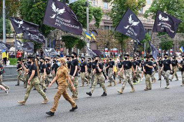 Kyiv, Ukrayna - 24 Ağustos 2020: Rusya-Ukrayna savaş gazileri, 'Savunma Yürüyüşü' sırasında Khreshhatyk Caddesi boyunca yürüdüler. Katılımcılar, Kyiv 'deki koronavirüs salgınıyla bağlantılı olarak koruyucu maskeler takıyorlar.