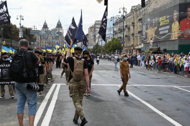 Kyiv, Ukrayna - 24 Ağustos 2020: Rusya-Ukrayna savaş gazileri, 'Savunma Yürüyüşü' sırasında Khreshhatyk Caddesi boyunca yürüdüler. Katılımcılar, Kyiv 'deki koronavirüs salgınıyla bağlantılı olarak koruyucu maskeler takıyorlar.