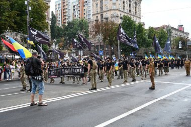 Kyiv, Ukrayna - 24 Ağustos 2020: Rusya-Ukrayna savaş gazileri, 'Savunma Yürüyüşü' sırasında Khreshhatyk Caddesi boyunca yürüdüler. Katılımcılar, Kyiv 'deki koronavirüs salgınıyla bağlantılı olarak koruyucu maskeler takıyorlar.