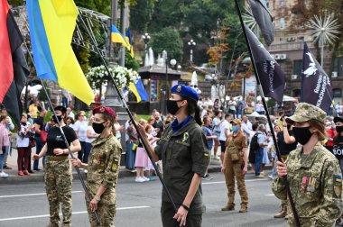 Kyiv, Ukrayna - 24 Ağustos 2020: Rusya-Ukrayna savaş gazileri, 'Savunma Yürüyüşü' sırasında Khreshhatyk Caddesi boyunca yürüdüler. Katılımcılar, Kyiv 'deki koronavirüs salgınıyla bağlantılı olarak koruyucu maskeler takıyorlar.