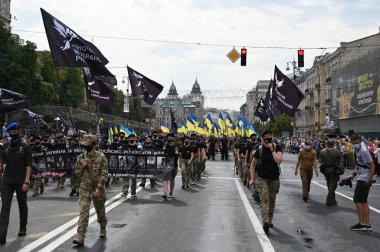 Kyiv, Ukrayna - 24 Ağustos 2020: Rusya-Ukrayna savaş gazileri, 'Savunma Yürüyüşü' sırasında Khreshhatyk Caddesi boyunca yürüdüler. Katılımcılar, Kyiv 'deki koronavirüs salgınıyla bağlantılı olarak koruyucu maskeler takıyorlar.