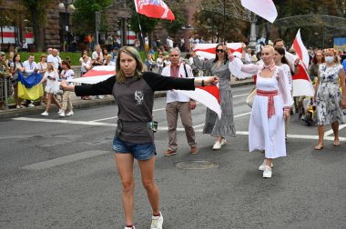Kyiv, Ukrayna - 24 Ağustos 2020: Beyaz Rusya muhalefeti ve seçim hilelerine karşı Beyaz Rusya 'da düzenlenen protestolara destek için' Mart ayı boyunca bir grup aktivist yürüdü.