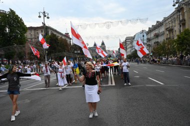 Kyiv, Ukrayna - 24 Ağustos 2020: Beyaz Rusya muhalefeti ve seçim hilelerine karşı Beyaz Rusya 'da düzenlenen protestolara destek için' Mart ayı boyunca bir grup aktivist yürüdü.