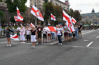 Kyiv, Ukrayna - 24 Ağustos 2020: Beyaz Rusya muhalefeti ve seçim hilelerine karşı Beyaz Rusya 'da düzenlenen protestolara destek için' Mart ayı boyunca bir grup aktivist yürüdü.
