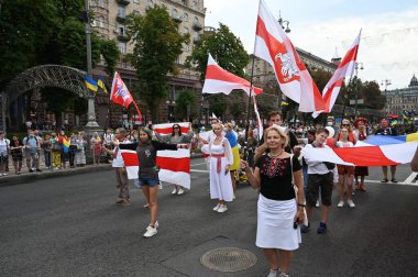 Kyiv, Ukrayna - 24 Ağustos 2020: Beyaz Rusya muhalefeti ve seçim hilelerine karşı Beyaz Rusya 'da düzenlenen protestolara destek için' Mart ayı boyunca bir grup aktivist yürüdü.