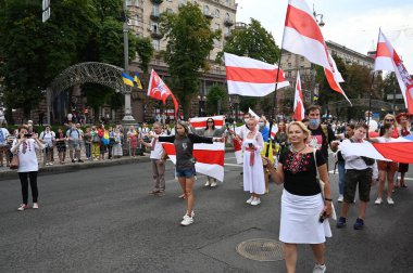 Kyiv, Ukrayna - 24 Ağustos 2020: Beyaz Rusya muhalefeti ve seçim hilelerine karşı Beyaz Rusya 'da düzenlenen protestolara destek için' Mart ayı boyunca bir grup aktivist yürüdü.