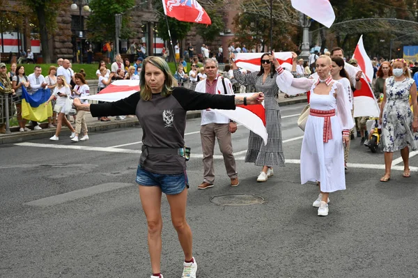 Kyiv, Ukrayna - 24 Ağustos 2020: Beyaz Rusya muhalefeti ve seçim hilelerine karşı Beyaz Rusya 'da düzenlenen protestolara destek için' Mart ayı boyunca bir grup aktivist yürüdü.