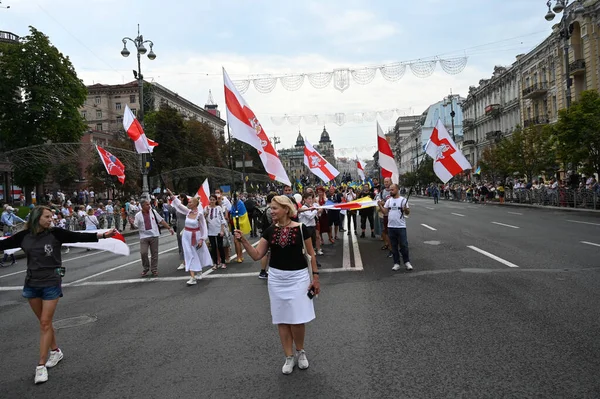 Kyiv, Ukrayna - 24 Ağustos 2020: Beyaz Rusya muhalefeti ve seçim hilelerine karşı Beyaz Rusya 'da düzenlenen protestolara destek için' Mart ayı boyunca bir grup aktivist yürüdü.