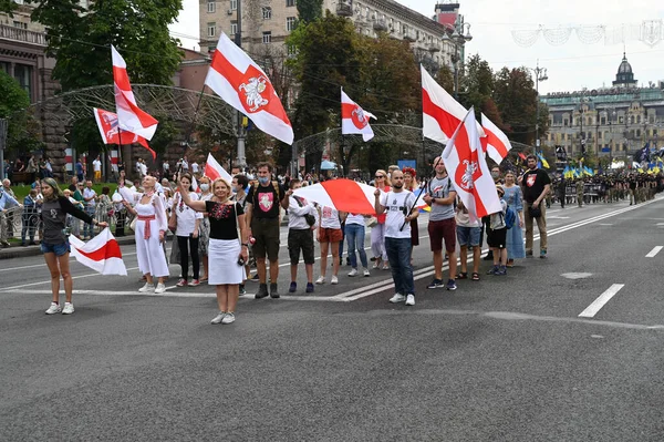 Kyiv, Ukrayna - 24 Ağustos 2020: Beyaz Rusya muhalefeti ve seçim hilelerine karşı Beyaz Rusya 'da düzenlenen protestolara destek için' Mart ayı boyunca bir grup aktivist yürüdü.