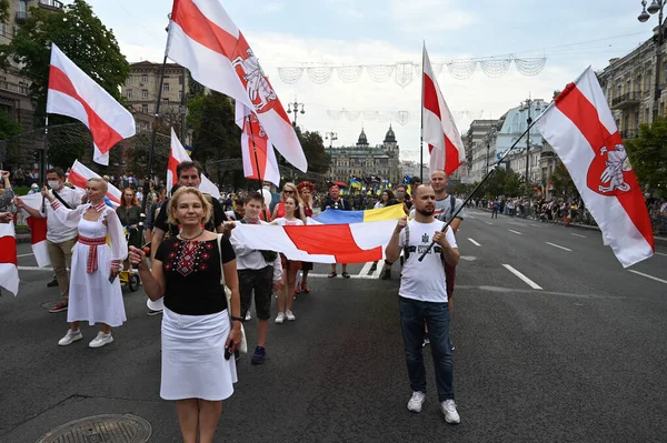 Kyiv, Ukrayna - 24 Ağustos 2020: Beyaz Rusya muhalefeti ve seçim hilelerine karşı Beyaz Rusya 'da düzenlenen protestolara destek için' Mart ayı boyunca bir grup aktivist yürüdü.