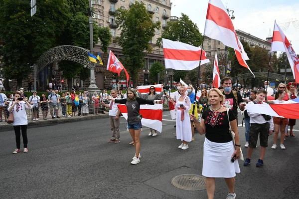 Kyiv, Ukrayna - 24 Ağustos 2020: Beyaz Rusya muhalefeti ve seçim hilelerine karşı Beyaz Rusya 'da düzenlenen protestolara destek için' Mart ayı boyunca bir grup aktivist yürüdü.