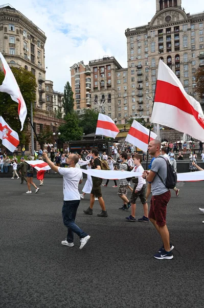 Kyiv, Ukrayna - 24 Ağustos 2020: Beyaz Rusya muhalefeti ve seçim hilelerine karşı Beyaz Rusya 'da düzenlenen protestolara destek için' Mart ayı boyunca bir grup aktivist yürüdü.