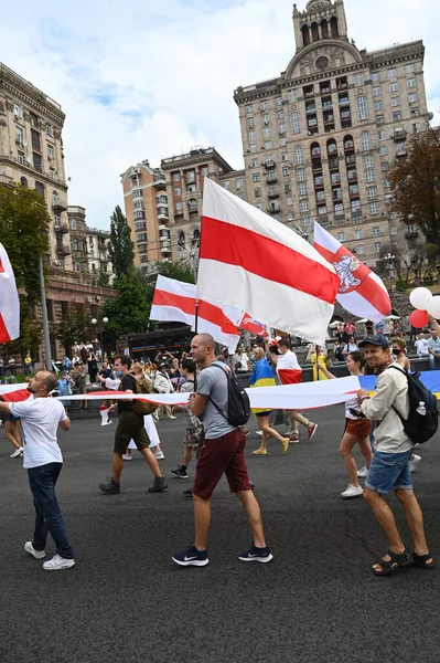 Kyiv, Ukrayna - 24 Ağustos 2020: Beyaz Rusya muhalefeti ve seçim hilelerine karşı Beyaz Rusya 'da düzenlenen protestolara destek amacıyla' Mart ayı boyunca bir grup aktivist yürüdü.