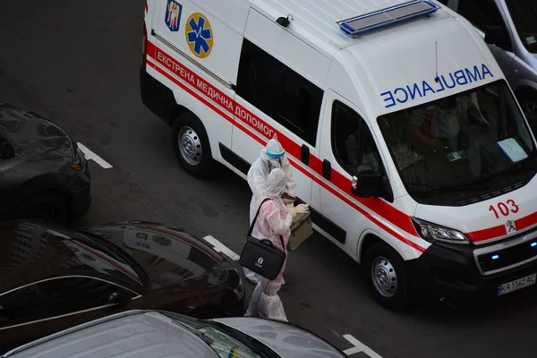 Kyiv Ukrayna Ağustos 2020 Koruma Kıyafetleri Giyen Ambulans Kyiv Deki — Stok fotoğraf