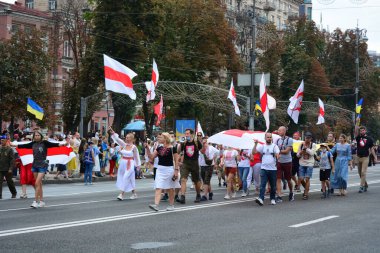 Kyiv, Ukrayna - 24 Ağustos 2020: Beyaz Rusya muhalefeti ve seçim hilelerine karşı Beyaz Rusya 'da düzenlenen protestolara destek amacıyla' Mart ayı boyunca bir grup aktivist yürüdü.