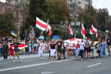 Kyiv, Ukrayna - 24 Ağustos 2020: Beyaz Rusya muhalefeti ve seçim hilelerine karşı Beyaz Rusya 'da düzenlenen protestolara destek amacıyla' Mart ayı boyunca bir grup aktivist yürüdü.