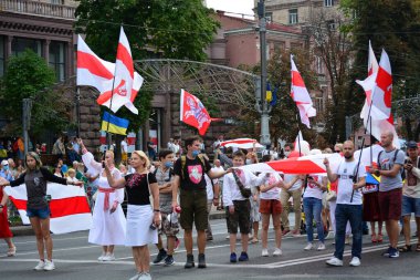 Kyiv, Ukrayna - 24 Ağustos 2020: Beyaz Rusya muhalefeti ve seçim hilelerine karşı Beyaz Rusya 'da düzenlenen protestolara destek için' Mart ayı boyunca bir grup aktivist yürüdü.