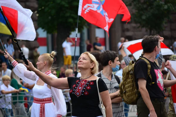 乌克兰基辅 2020年8月24日 一群积极分子在 维权者游行 期间步行支持白俄罗斯反对派和抗议选举舞弊 — 图库照片