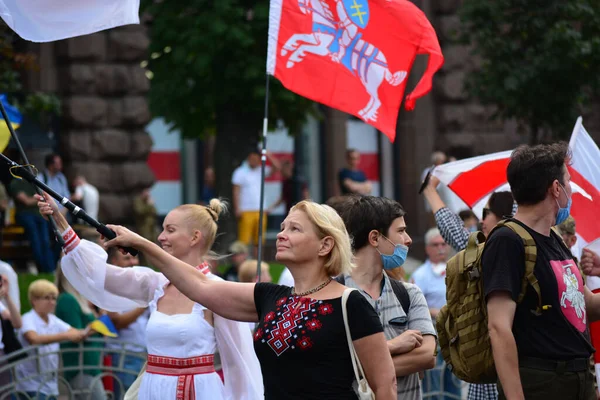 乌克兰基辅 2020年8月24日 一群积极分子在 维权者游行 期间步行支持白俄罗斯反对派和抗议选举舞弊 — 图库照片