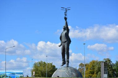 Igor Sikorsky Kyiv Uluslararası Havalimanı (Zhuliany), koronavirüs salgınıyla ilgili karantina kısıtlamaları nedeniyle sınırlı sayıda uçuş kabul etmektedir. Anıtın yazarı Igor Sikorsky 'nin Anıtı - heykeltıraş Volodymyr Zhuravel.