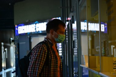 İgor Sikorsky Uluslararası Havalimanı (Zhuliany) yolcuları COVID-19 pandemisi ile ilgili kısıtlamalara bağlılar: maske takıyorlar ve sosyal mesafeyi gözlemliyorlar.