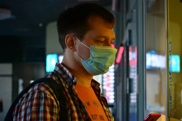 Пассажир Международном Аэропорту Придерживается Ограничений Связанных Пандемией Covid Носит Маски — стоковое фото