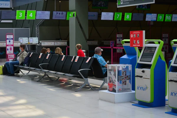 Los Pasajeros Del Aeropuerto Internacional Igor Sikorsky Kiev Zhuliany Adhieren — Foto de Stock