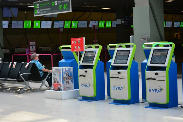 Los Pasajeros Del Aeropuerto Internacional Igor Sikorsky Kiev Zhuliany Adhieren — Foto de Stock