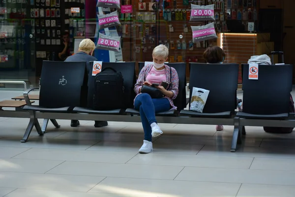 Пассажиры Киевского Международного Аэропорта Имени Игоря Сикорского Жуляны Соблюдают Ограничения — стоковое фото