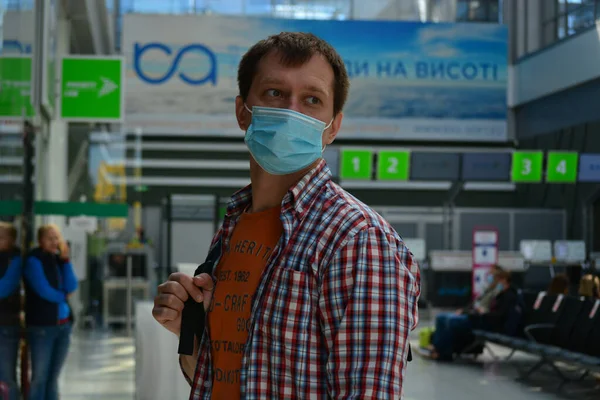 Пассажиры Киевского Международного Аэропорта Имени Игоря Сикорского Жуляны Соблюдают Ограничения — стоковое фото