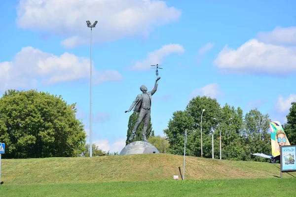 伊戈尔 西科尔斯基 基辅国际机场 Zhuliany 接受了数量有限的航班 原因是与大肠癌大流行有关的检疫限制 伊戈尔 西科尔斯基纪念碑 雕塑家沃洛德梅尔 卓尔维尔 — 图库照片
