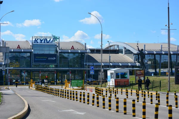 Igor Sikorsky Uluslararası Havalimanı (Zhuliany), koronavirüs salgınıyla ilgili karantina kısıtlamaları nedeniyle sınırlı sayıda uçuş kabul etmektedir..