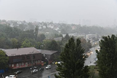 Kyiv, Ukrayna - 17 Eylül 2020: Holosiivskyi Bölgesi 'nde şiddetli yağmur ve dolu fırtınası. Hava koşulları nedeniyle trafik karmaşıktı. Kyiv 'de anormal yağmur ve dolu fırtınası.