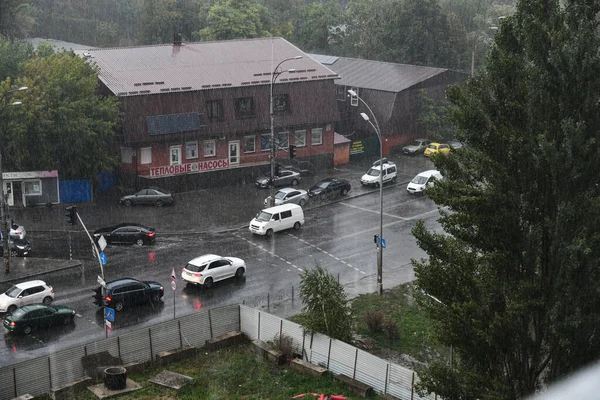 ウクライナのキエフ 2020年9月17日 都市のHolosiivskyi地区で大雨と暴風雨 気象条件による複雑な交通 キエフの異常な雨と雹嵐 — ストック写真